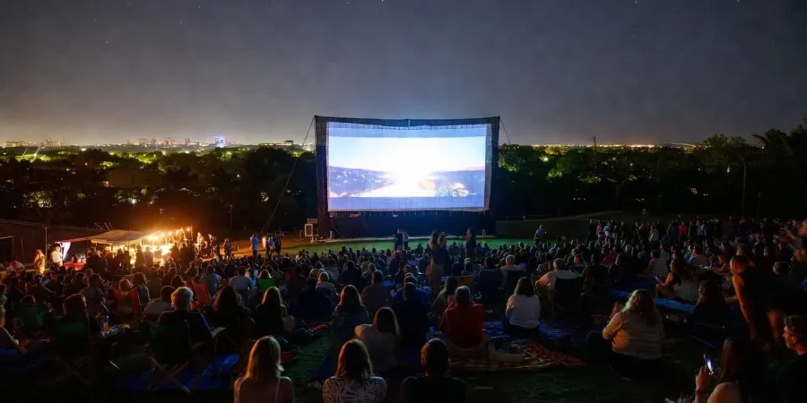 Large outdoor cinema event in Argentina with people watching movies under the night sky
