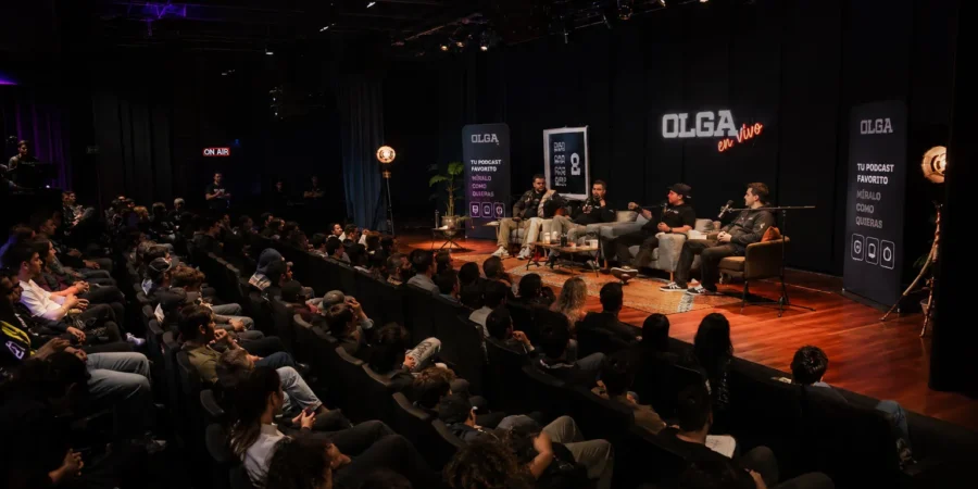 Audience attending a live podcast recording event in Buenos Aires
