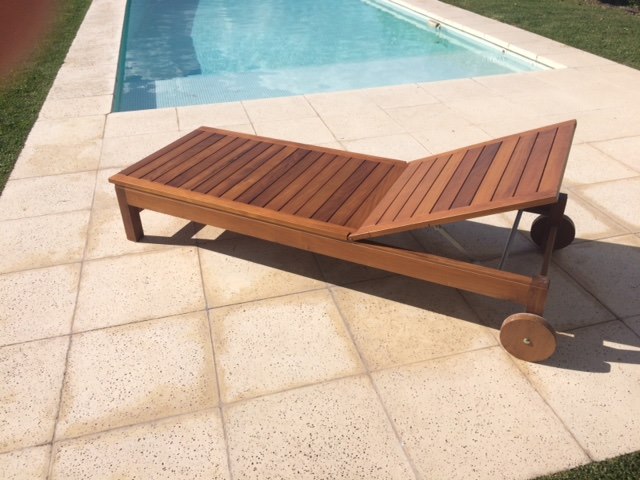 Reposeras de madera dura de incienso