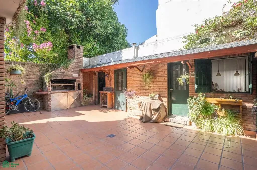 HOUSE FOR SALE WITH GARDEN, POOL, GRILL, PATIO AND GARAGE